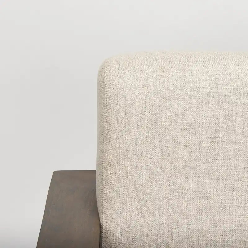 Beige Stoff-Polsterung mit Akzentstuhl aus massivem dunkelbraunem Holzrahmen